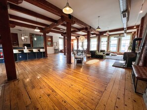 Lobby - LOFT 40 Swanky Urban Retreat w/ ample space 6,000sq/ft, minutes from Downtown (Cleveland)
