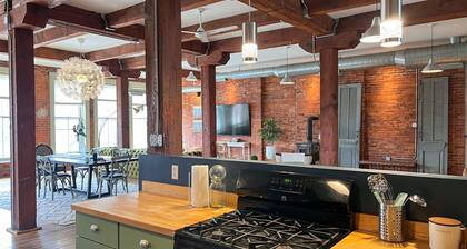 LOFT 40 Swanky Urban Retreat w/ ample space 6,000sq/ft, minutes from Downtown
