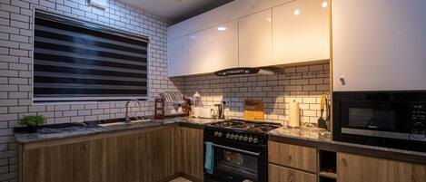 Een koelkast, een magnetron, een oven, een broodrooster