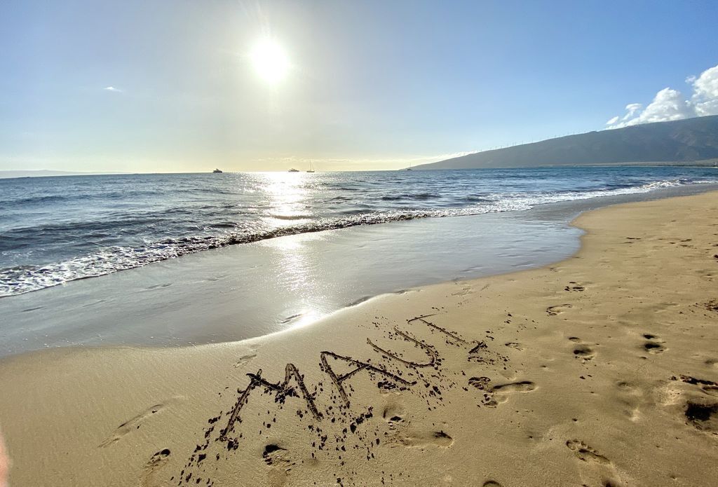 Sur la plage, chaise longue, serviettes de plage
