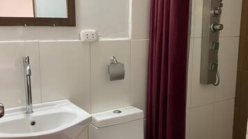 Ein Badezimmer mit Waschbecken, Toilette und Dusche.