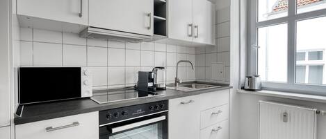 Réfrigérateur, four à micro-ondes, un four, lave-vaisselle