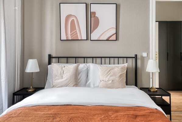 Iron/ironing board, WiFi, bed sheets