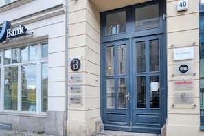 Exterior detail - Amazing Mitte 1BR w/ Elevator, nr Friedrichstraße, by Blueground (Berlin)