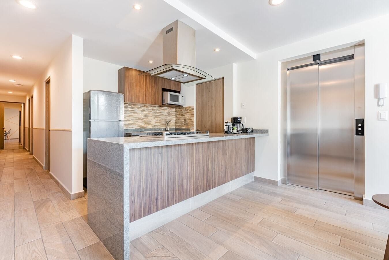 Een koelkast, een magnetron, een oven, een kookplaat