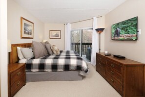 2 bedrooms, WiFi, bed sheets - Hop's Hideaway - Fireplace & Lush Views! (Gatlinburg)