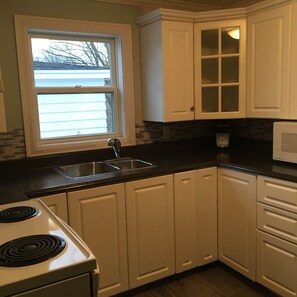 Réfrigérateur, four à micro-ondes, un four, surface de cuisson