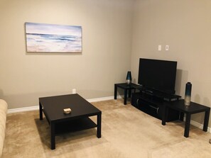 Smart TV - Luxury new apartment in safe neighborhood (Henderson)