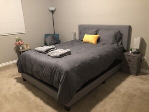 3 bedrooms, desk, WiFi, bed sheets - Luxury new apartment in safe neighborhood (Henderson)