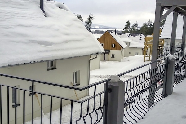 Ciel, Neige, Propriété, Bâtiment, Fenêtre, Clôture, Éclairage, Gelé, Arbre, Maison