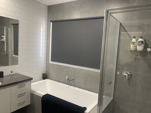 Séchoir à cheveux, serviettes fournies, savon, shampooing