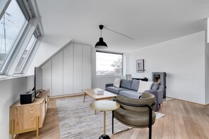 TV, fireplace, stereo - Hip Rudolfsheim-Fünfhaus 2BR w/ Sauna & Roof, nr U6, by Blueground (Vienna)