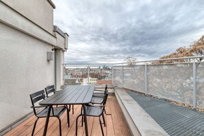 Outdoor dining - Hip Rudolfsheim-Fünfhaus 2BR w/ Sauna & Roof, nr U6, by Blueground (Vienna)
