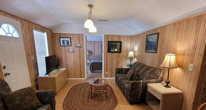 Private Cozy Creekside cottage...minutes from town. Hot Tub overlooking creek!
