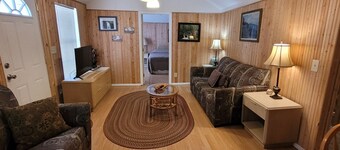 Private Cozy Creekside cottage...minutes from town. Hot Tub overlooking creek!