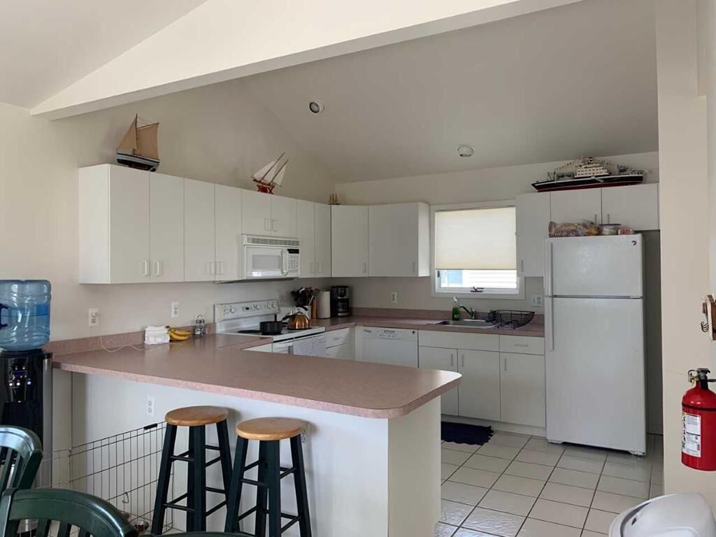 Kjøleskap, ovn, kokeplater og oppvaskmaskin