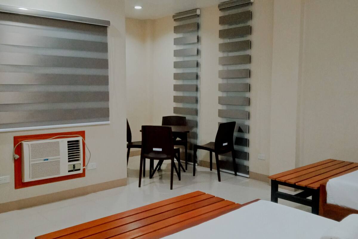 family room | premium bedding, free wifi, bed sheets