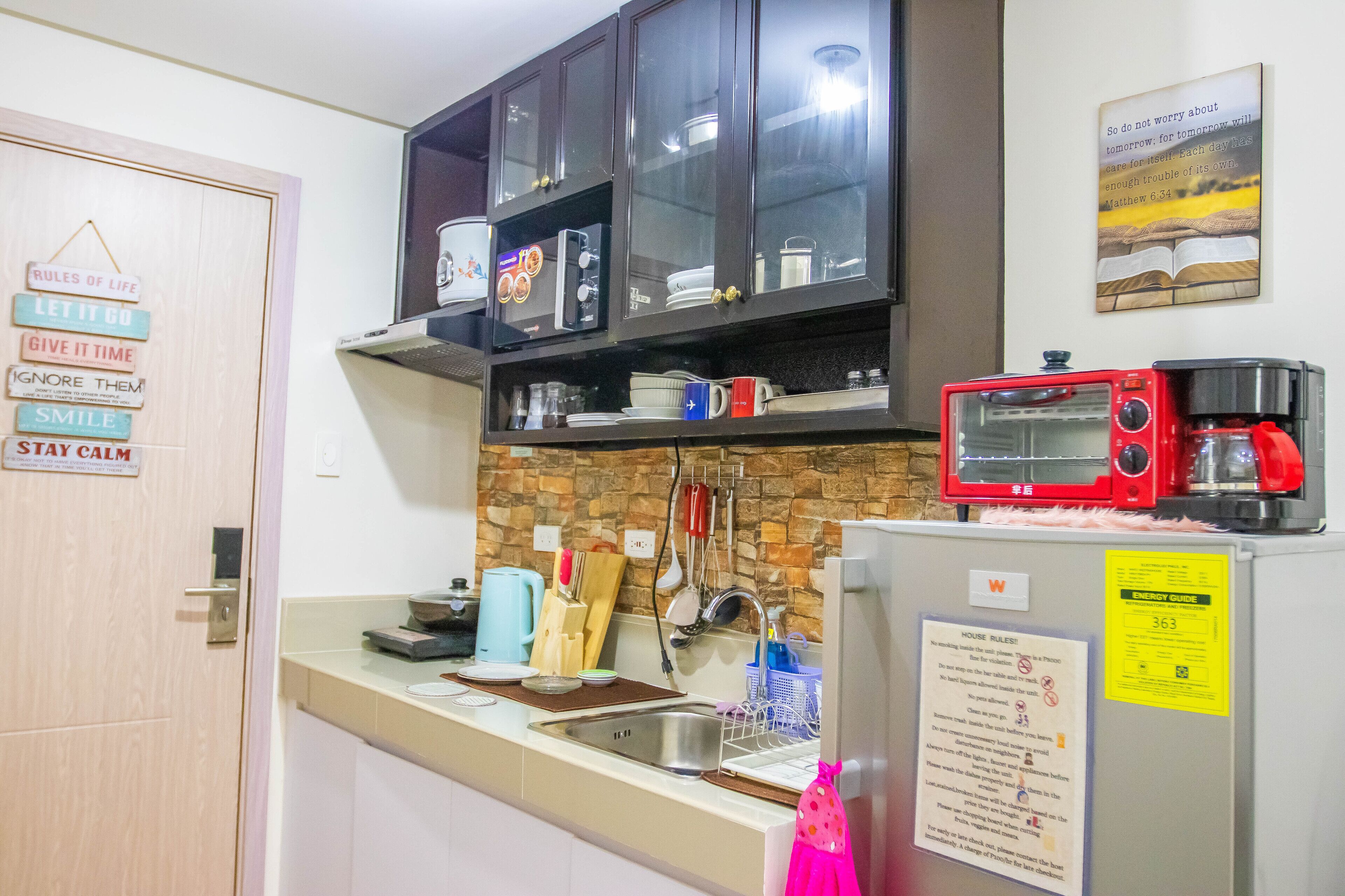 冷蔵庫、電子レンジ、コンロ、コーヒー / ティーメーカー