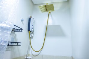 Haartrockner, Bidet, Handtücher, Seife