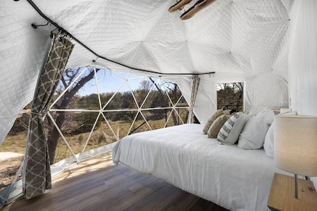 1 bedroom, iron/ironing board, WiFi, bed sheets. Cloud Dome W/ Private Hot Tub and Outdoor Shower!