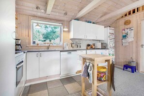 Kühlschrank, Ofen, Geschirrspüler, Wasserkocher mit Kaffee-/Teezubehör