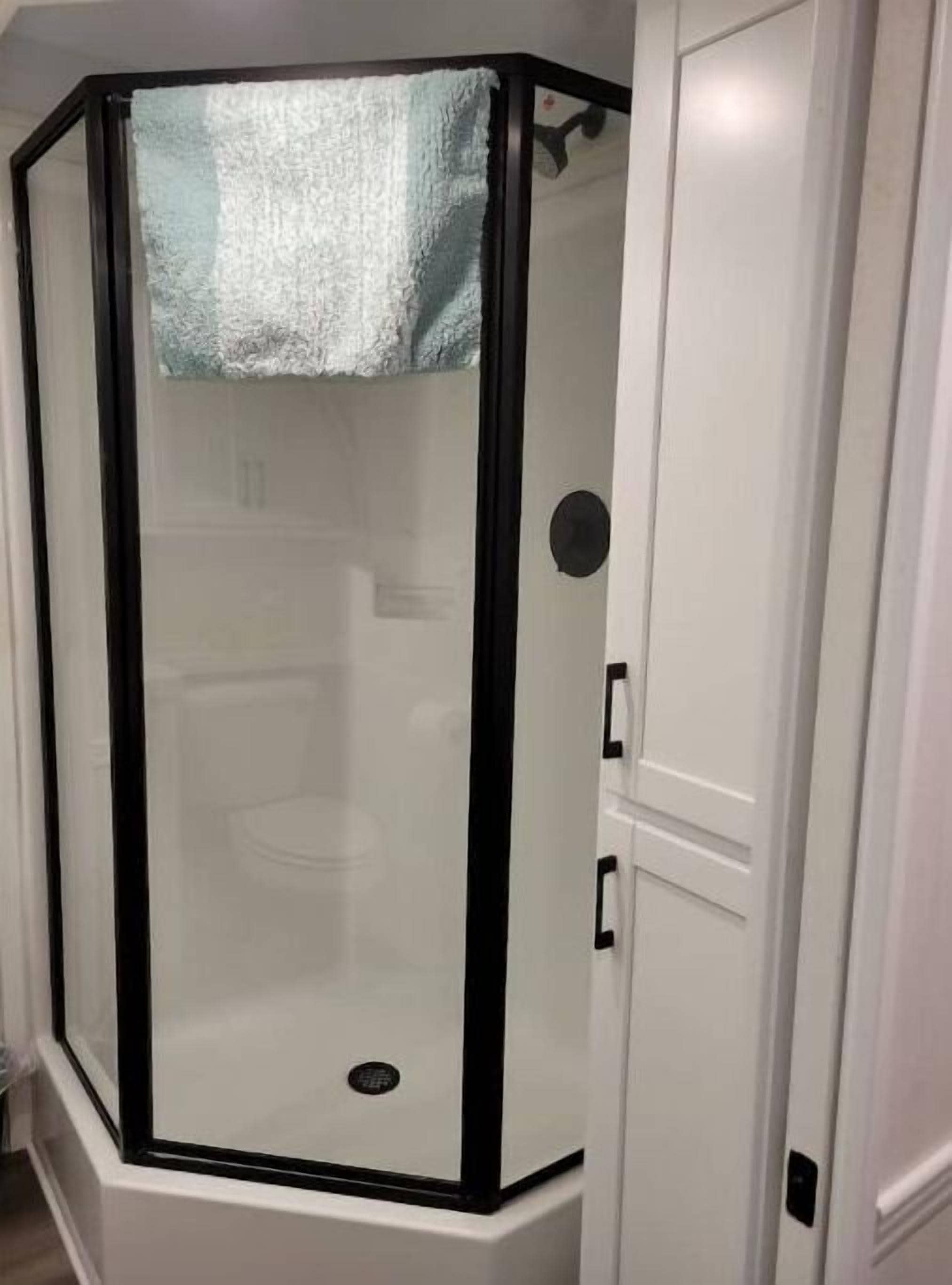 Douche, serviettes fournies