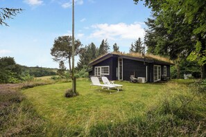 Property grounds - Beautiful house 1st row to the water (Fur)
