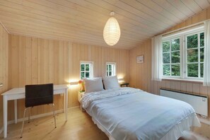 3 bedrooms, iron/ironing board, free WiFi, wheelchair access