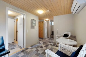 Interior - Beautiful house 1st row to the water (Fur)