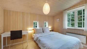 3 bedrooms, iron/ironing board, free WiFi, wheelchair access