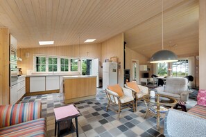 TV, DVD player, stereo - Beautiful house 1st row to the water (Fur)