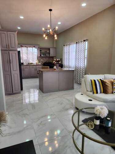 Modern Comfort and Quiet Convenience –Herstelling, East Bank