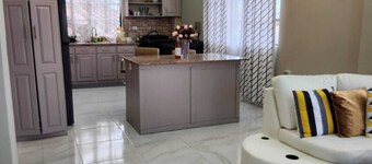 Modern Comfort and Quiet Convenience - Herstelling, East Bank