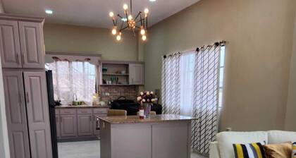 Modern Comfort and Quiet Convenience âHerstelling, East Bank