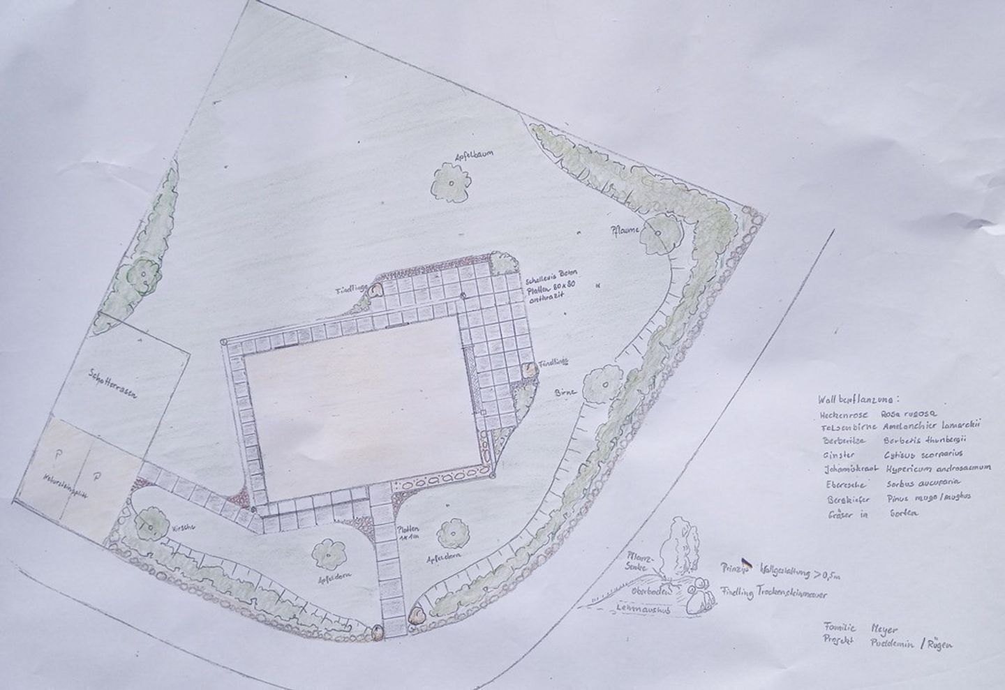 Un plan d’étage d’un bâtiment indiquant les différentes pièces et un espace jardin.