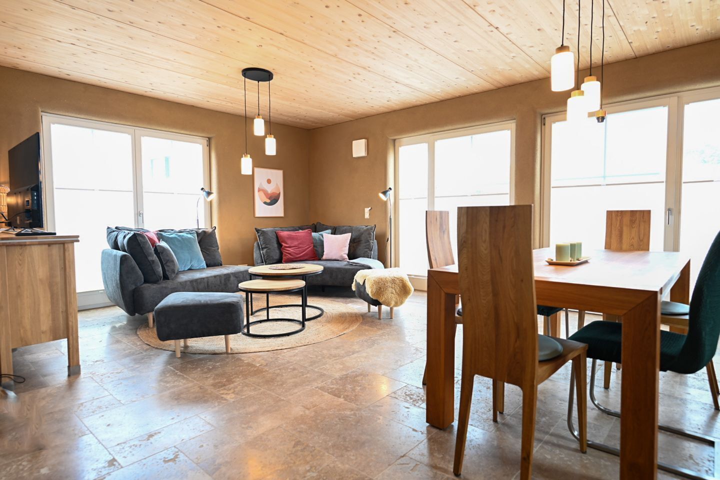 Fernseher, Kamin, Stereoanlage