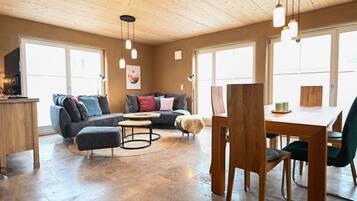 Fernseher, Kamin, Stereoanlage