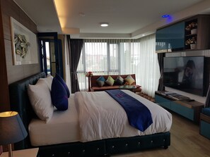 Een bureau, gratis wifi, beddengoed