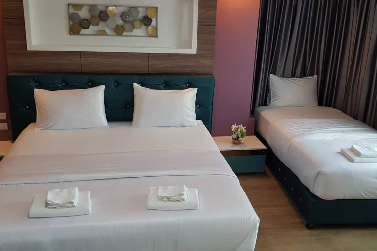 Deluxe Triple Room, 1 Bedroom | Desk, free WiFi, bed sheets
