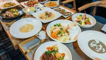 Free daily buffet breakfast