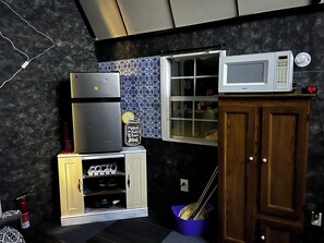 Interior - HOLY MOLY looking for small family to spend time. Sleeps 5 (Glasgow)
