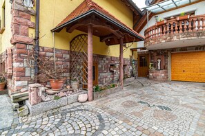 Exterior detail - Holiday Home 'Burgblick' with Mountain View, Balcony and Wi-Fi (Lauf)