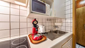 Frigorífico, microondas, placa de cocina y cafetera o tetera