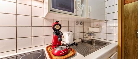 Frigorifero, microonde, piano cottura, macchina per tè/caffè