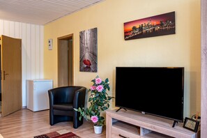 Interior - Holiday Apartment "Günthers Deichstube" with Shared Terrace (Jade)