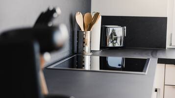 Kühlschrank, Mikrowelle, Ofen, Herdplatte