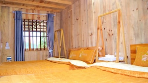 Une pièce en bois avec un lit, des rideaux et une fenêtre.