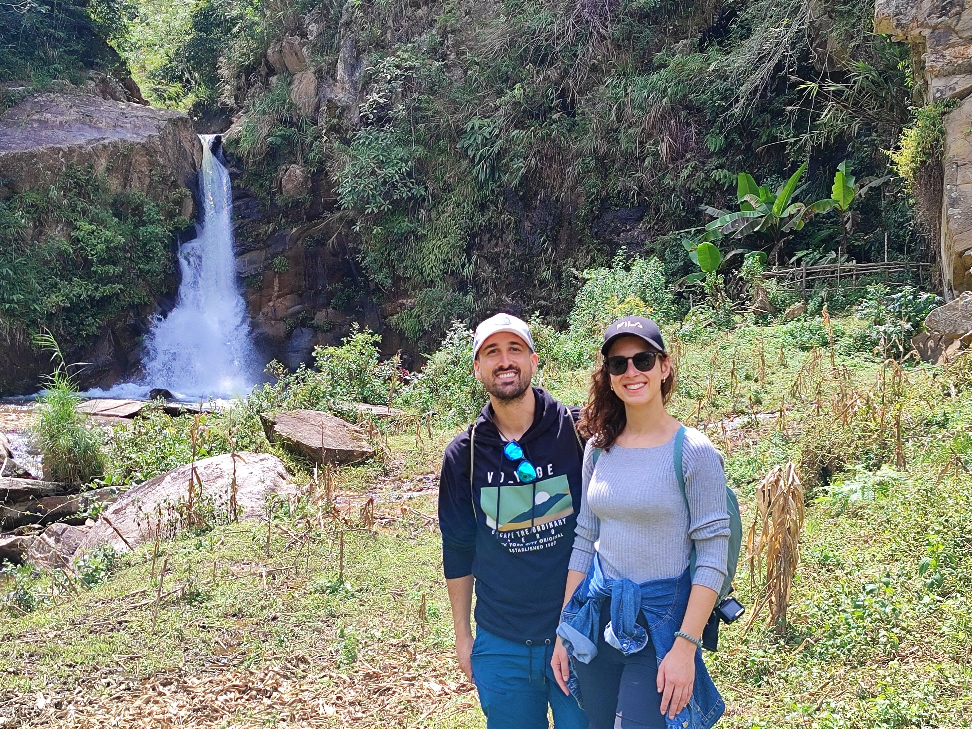 Ein Wasserfall in einer natürlichen Umgebung mit Felsen und Vegetation.