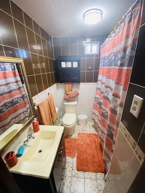 Secadora de cabello, toallas, jabón, papel de baño