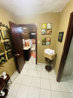 Secadora de cabello, toallas, jabón, papel de baño 